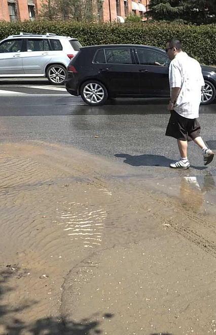 Il tubo si rompe, quartiere a secco 