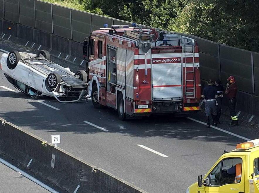Maxi tamponamento: tre feriti in ospedale e auto ribaltata