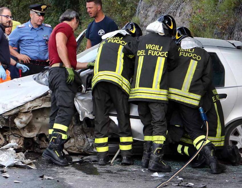 Violento scontro sulla Foce Uomo estratto dalle lamiere 
