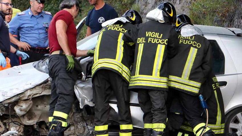 Violento scontro sulla Foce Uomo estratto dalle lamiere