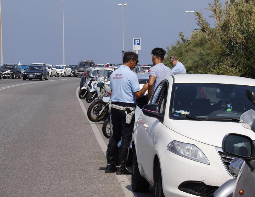 Inversione a U sul viale Italia Auto travolge uno scooterista