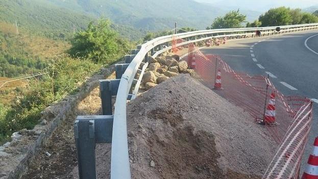 Scomparse le lastre di granito dai bordi della carreggiata