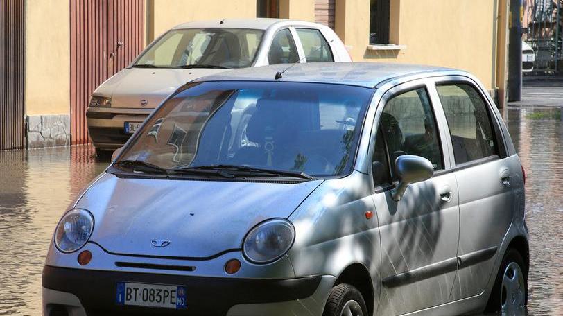 Tubatura rotta, allagamenti e mezza città per ore senz’acqua