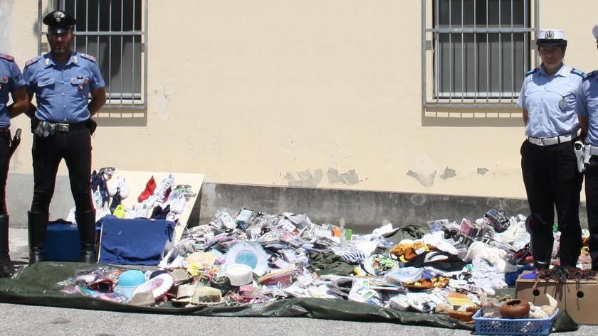 Blitz contro i venditori abusivi, merce sequestrata