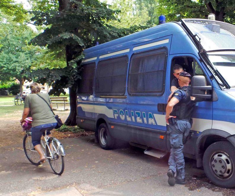 Paura alla Gad, accerchiato e rapinato mentre fa footing 