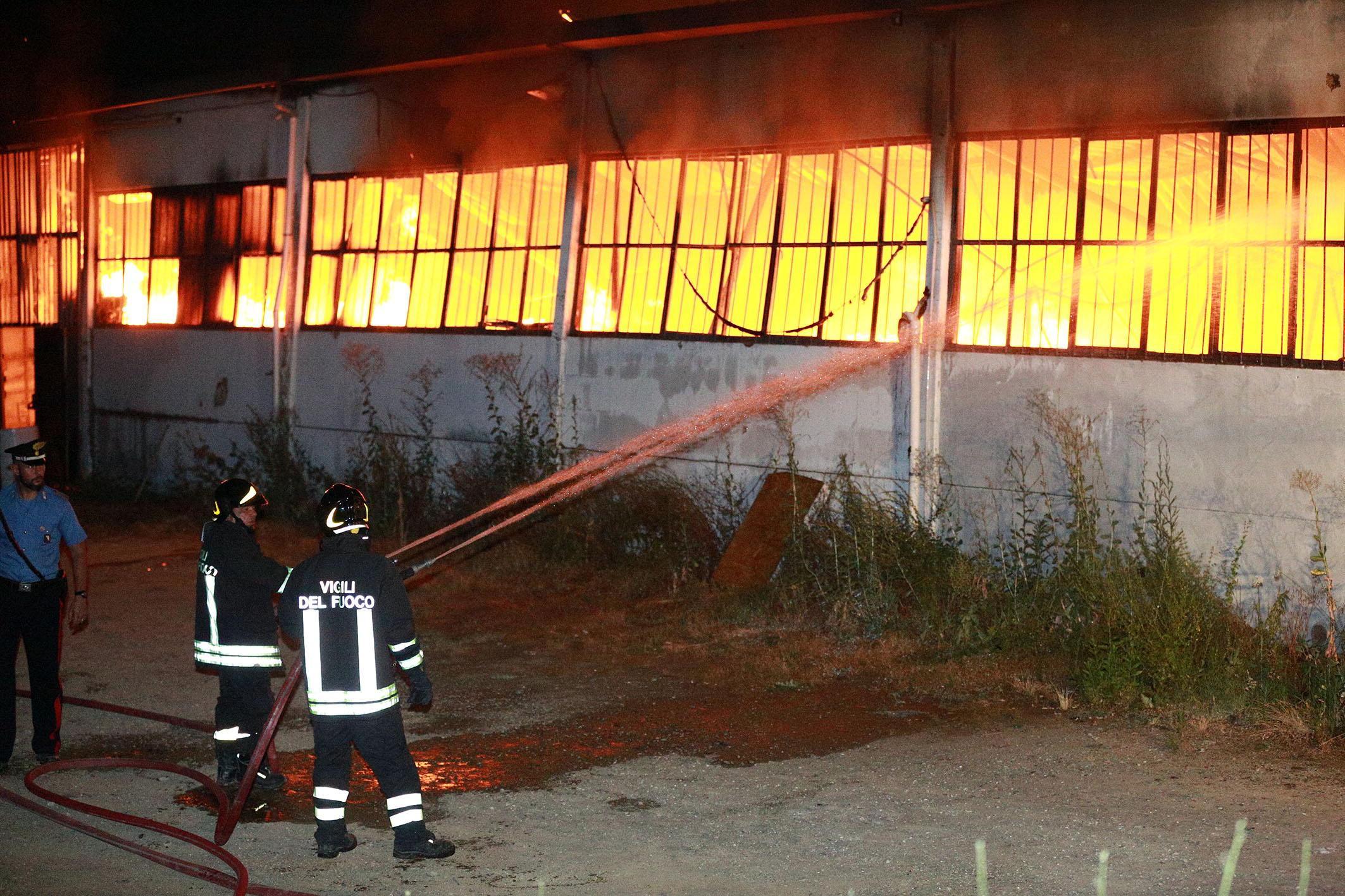 L'incendio alla falegnameria Giachi di Montelupo (Foto Agenzia Carlo Sestini)