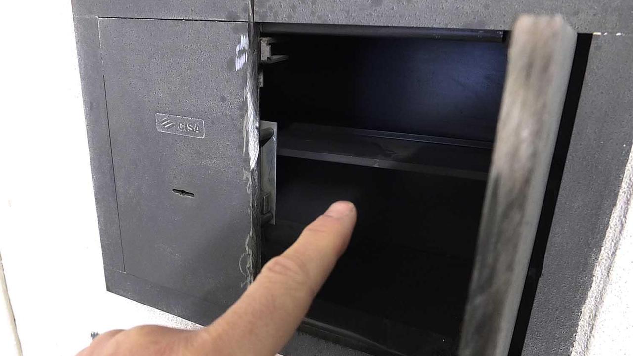 Una cassaforte aperta con un flessibile