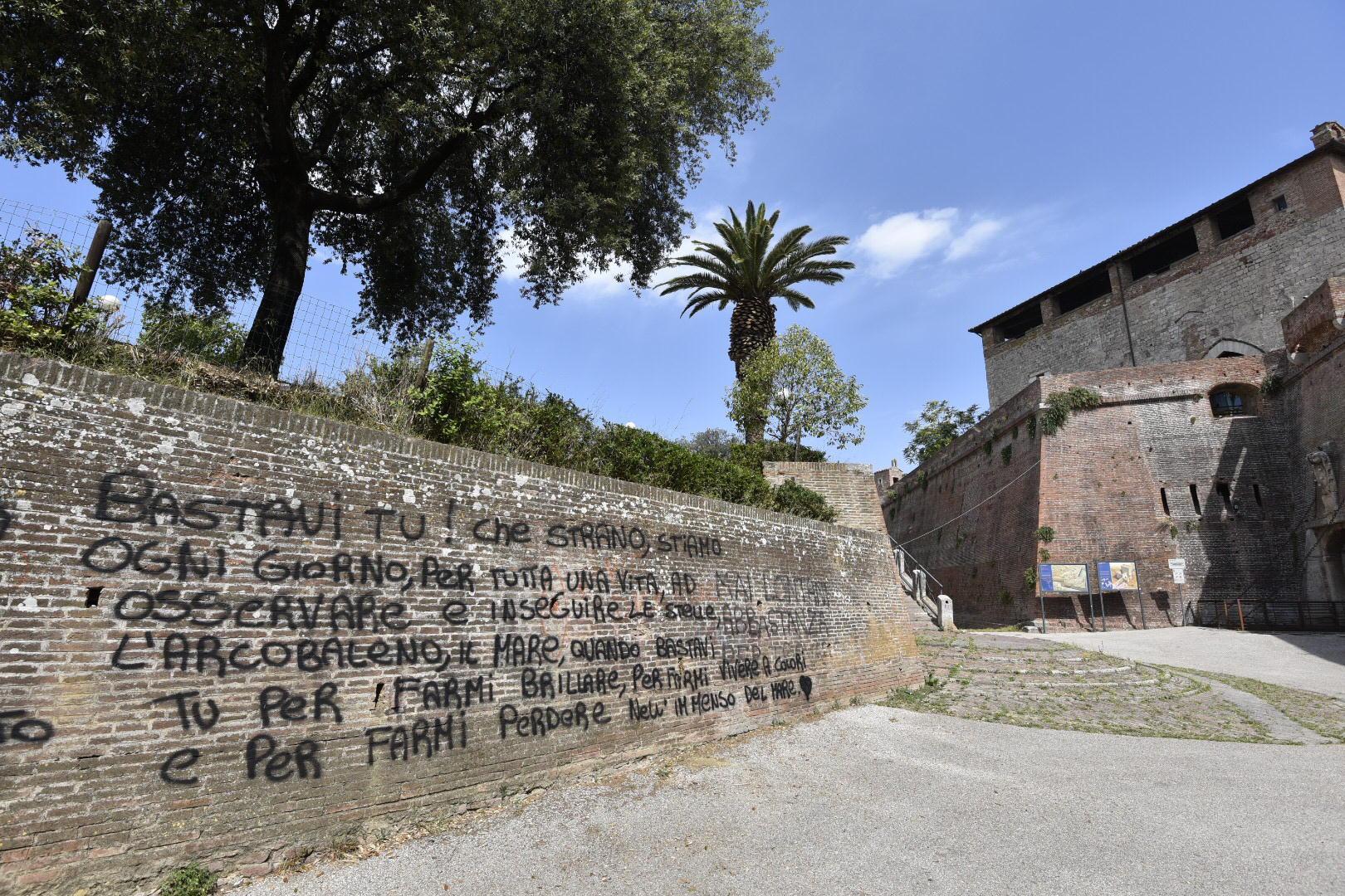 Le Mura imbrattate davanti al Cassero senese (Foto Bf) 