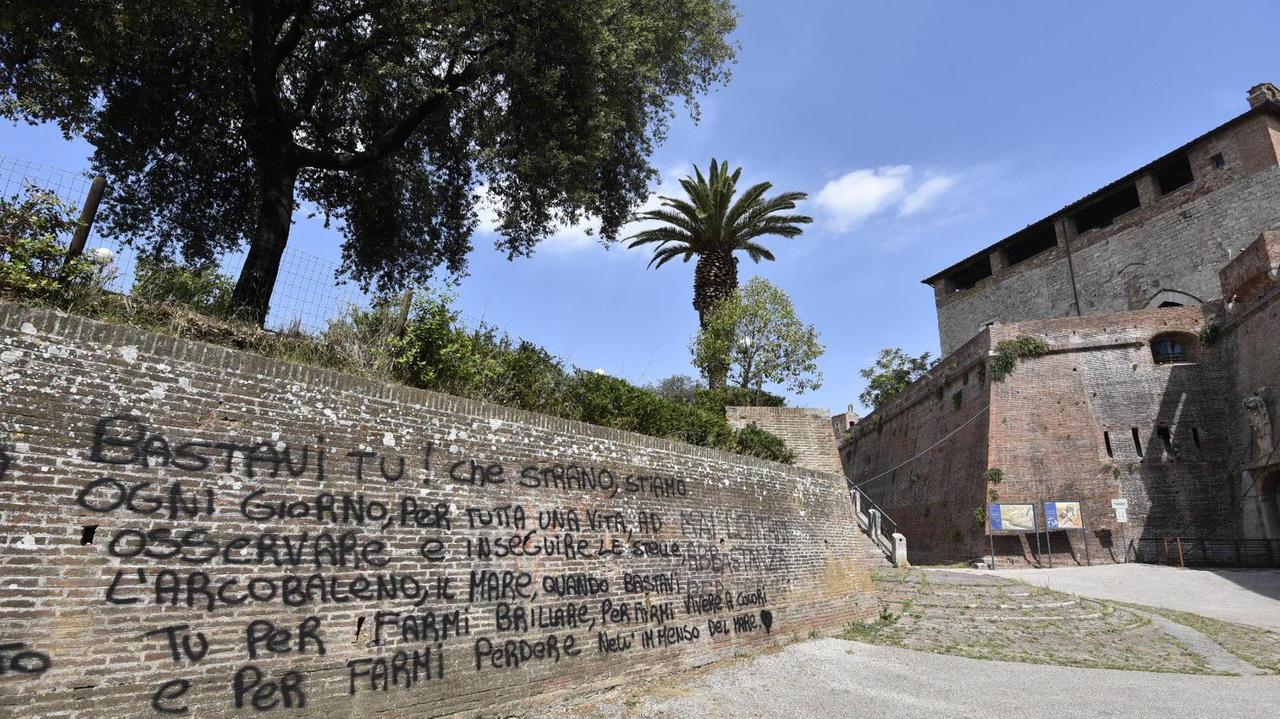 Le Mura imbrattate davanti al Cassero senese (Foto Bf)