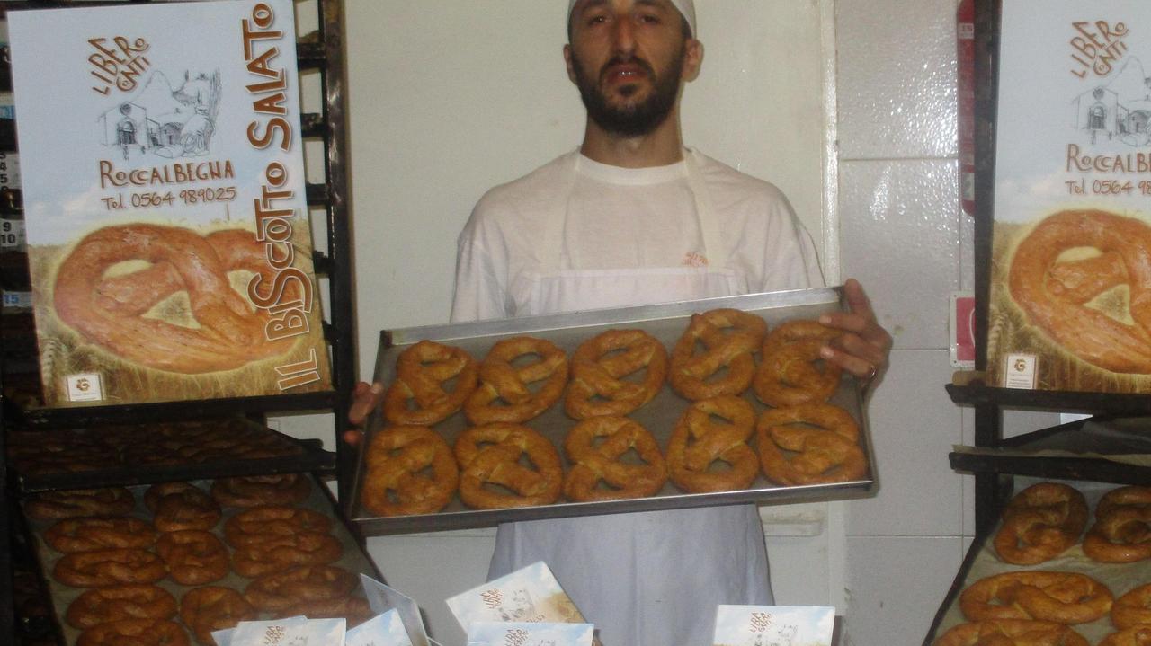 Libero Conti con i suoi biscotti salati, impacchettati e pronti per essere spediti ai supermercati Conad