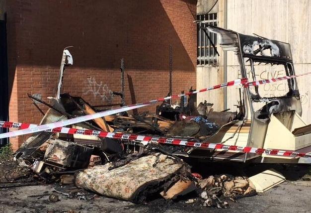 Carcasse di veicoli e rifiuti per strada: i vigili li rimuovono 