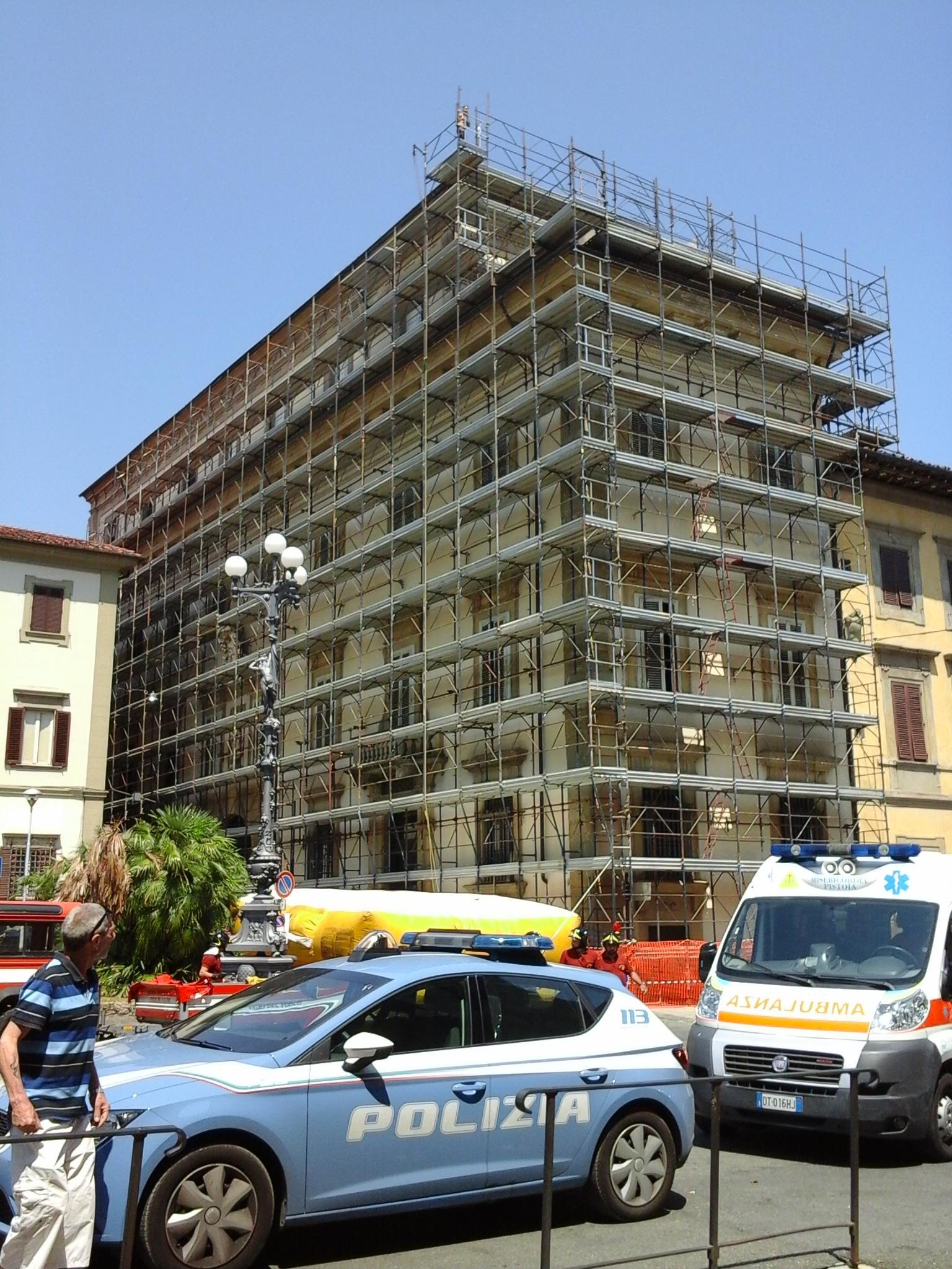 L'uomo in cima all'impalcatura in piazza Garibaldi