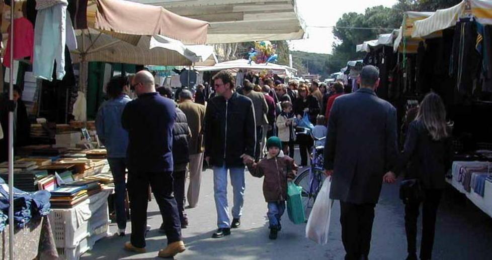 Banchi fuori misura, 60 multe al mercato 