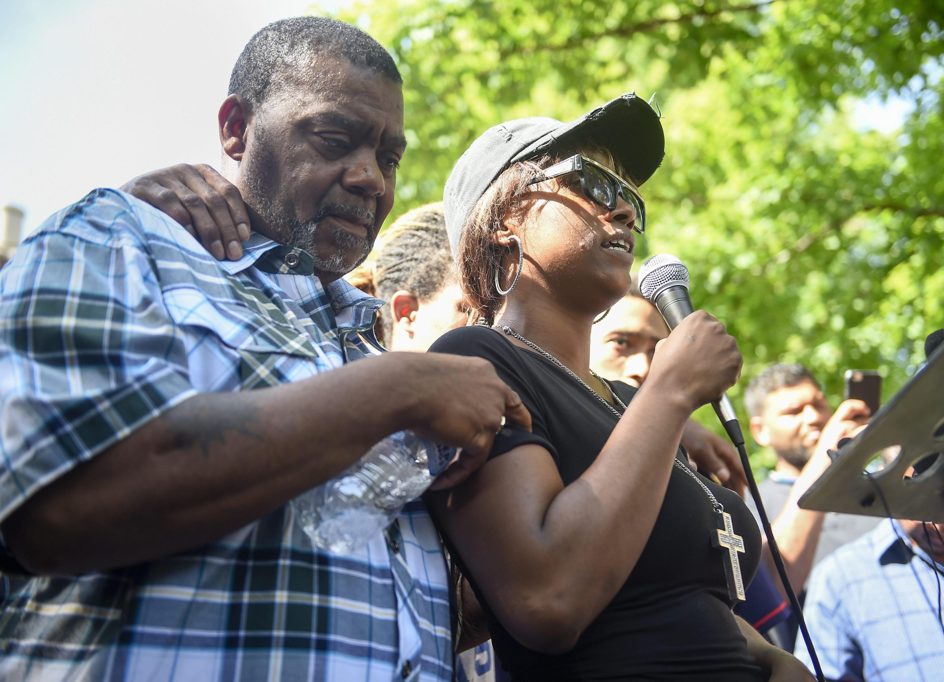 Diamond Reynolds insieme allo zio di Philando Castile, il suo compagno ucciso dalla polizia
