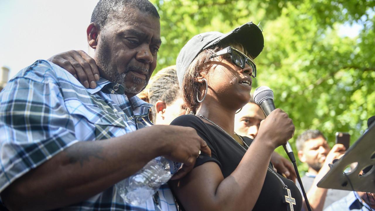 Diamond Reynolds insieme allo zio di Philando Castile, il suo compagno ucciso dalla polizia