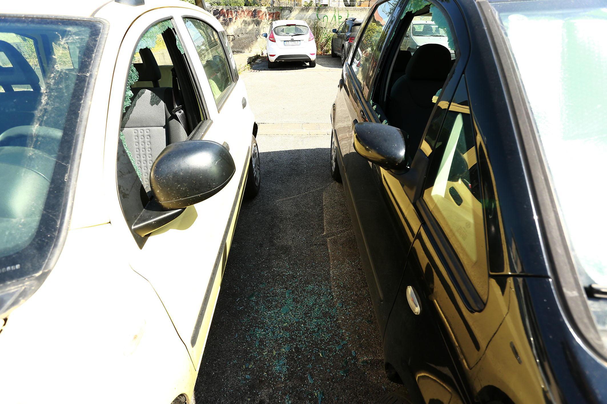 Due auto in sosta in via Cantino Cantini danneggiate dai ladri (Foto agenzia Carlo Sestini)