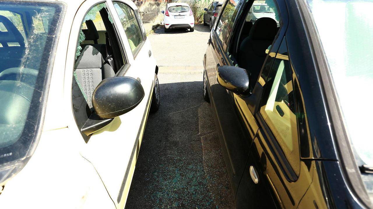 Due auto in sosta in via Cantino Cantini danneggiate dai ladri (Foto agenzia Carlo Sestini)