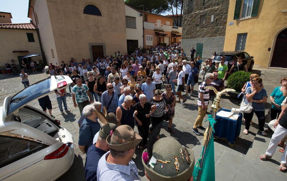 Amici e parenti per l'ultimo salute al 46enne (foto Nucci)