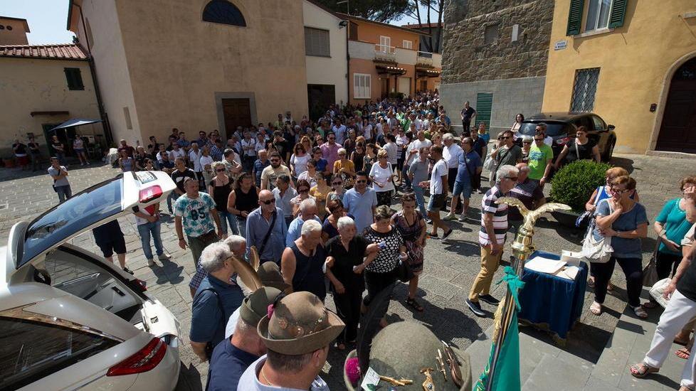 Amici e parenti per l'ultimo salute al 46enne (foto Nucci)