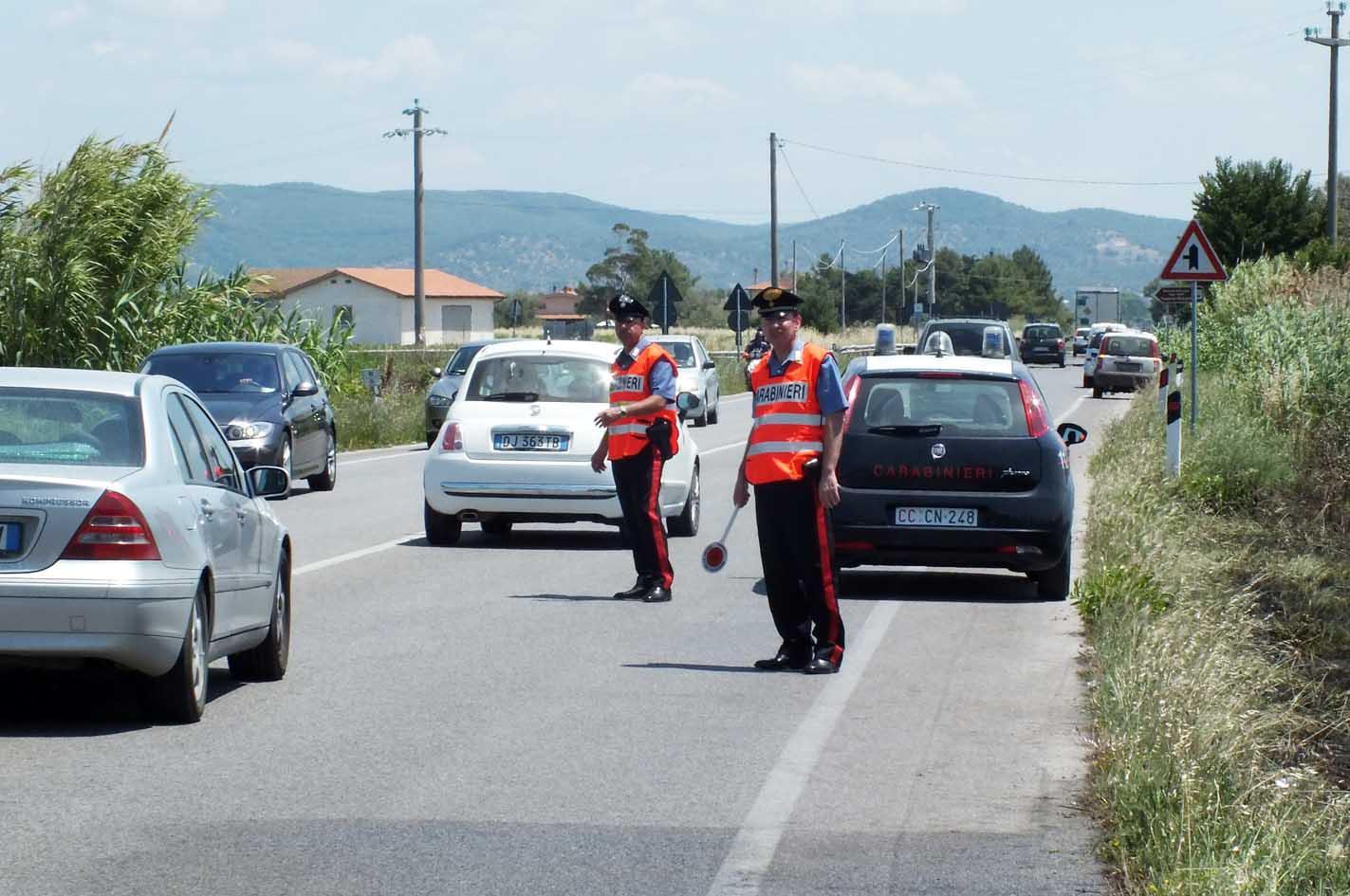I carabinieri regolano il traffico sulla strada Geodetica (foto Paolo Barlettani)