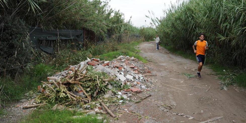 Una discarica a cielo aperto nei pressi dell’Acqua village a Marina di Cecina
