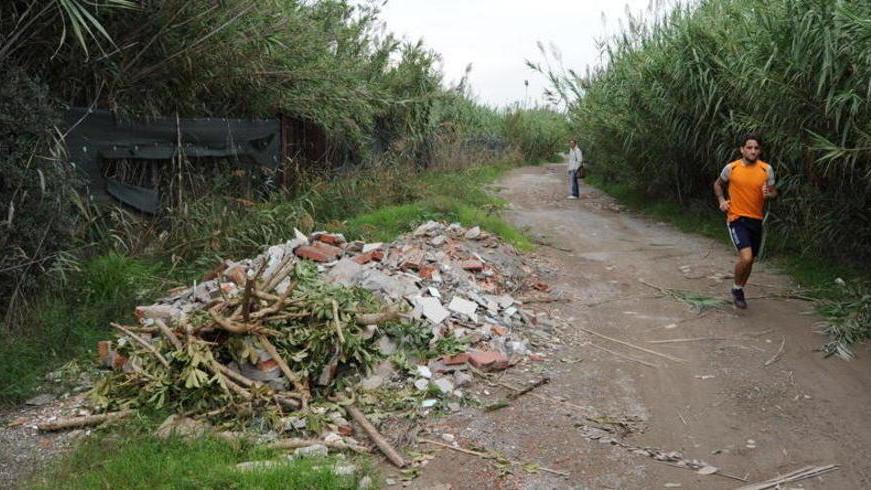 Una discarica a cielo aperto nei pressi dell’Acqua village a Marina di Cecina