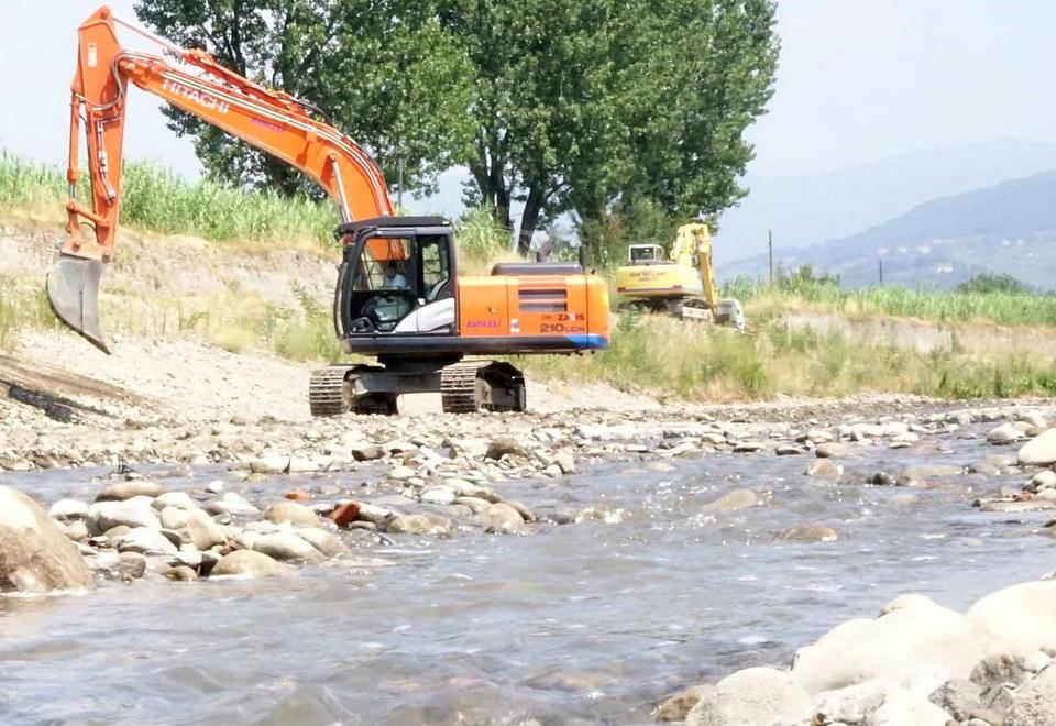 Le ruspe in azione sull'argine dell'Ombrone (foto Gori)
