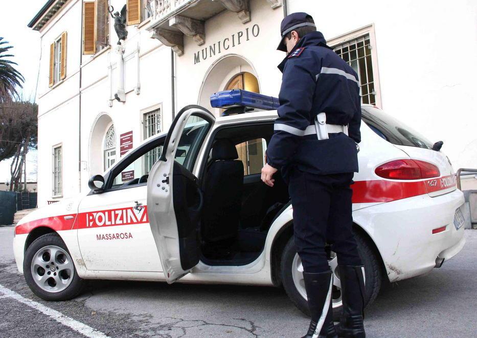 Derubato dello scooter da due finti vigili urbani