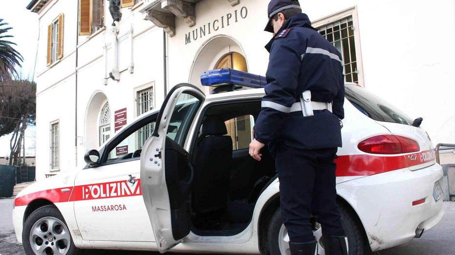 Derubato dello scooter da due finti vigili urbani