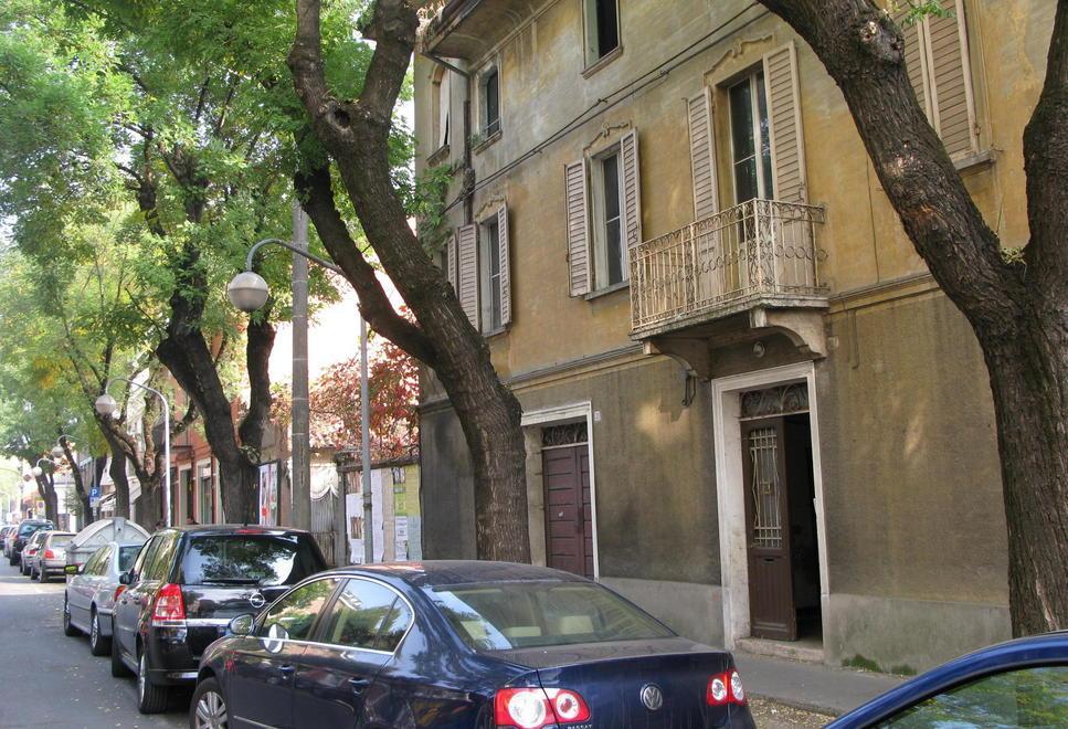 Gli strappa il Rolex dal polso mentre cammina in centro a Carpi
