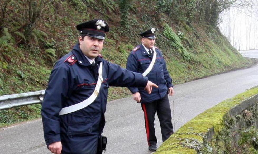 Ladri maldestri finiscono nel dirupo con l’auto 