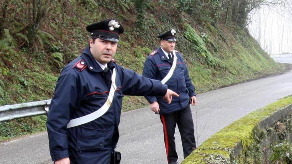Ladri maldestri finiscono nel dirupo con l’auto