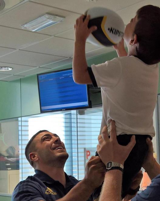 Il capitano della nazionale Ugo Gori visita i piccoli pazienti 