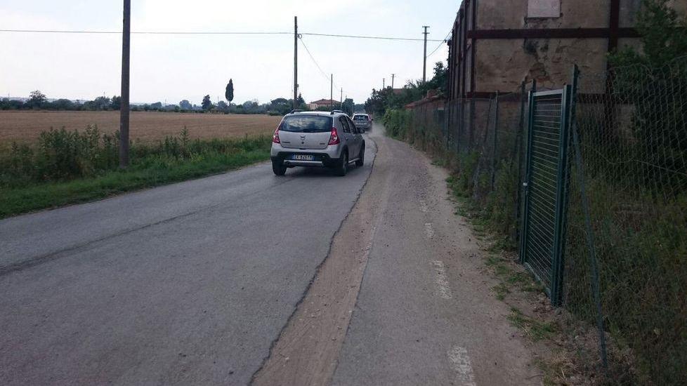 Strada pericolosa, è protesta per il cantiere lasciato a metà