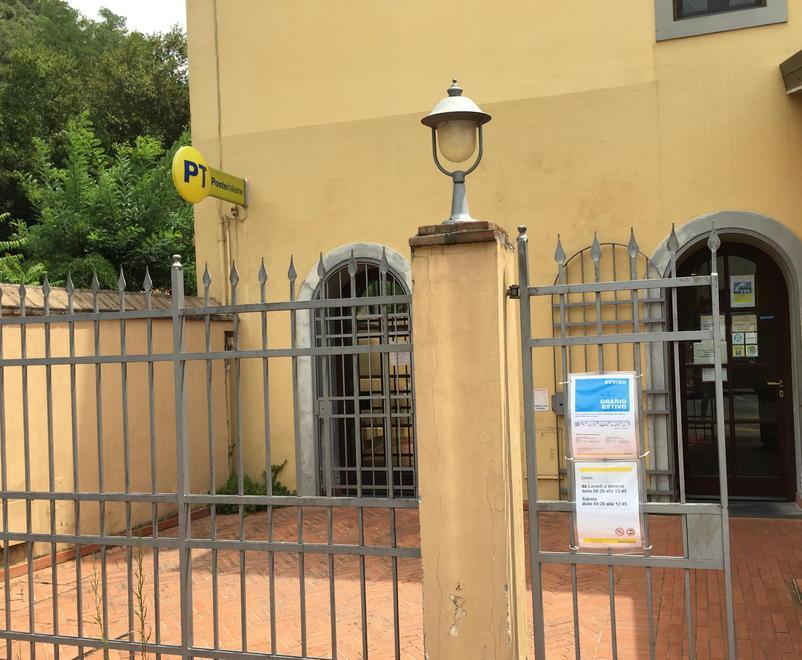 In cassa ci sono pochi euro e il bandito deruba il cliente 