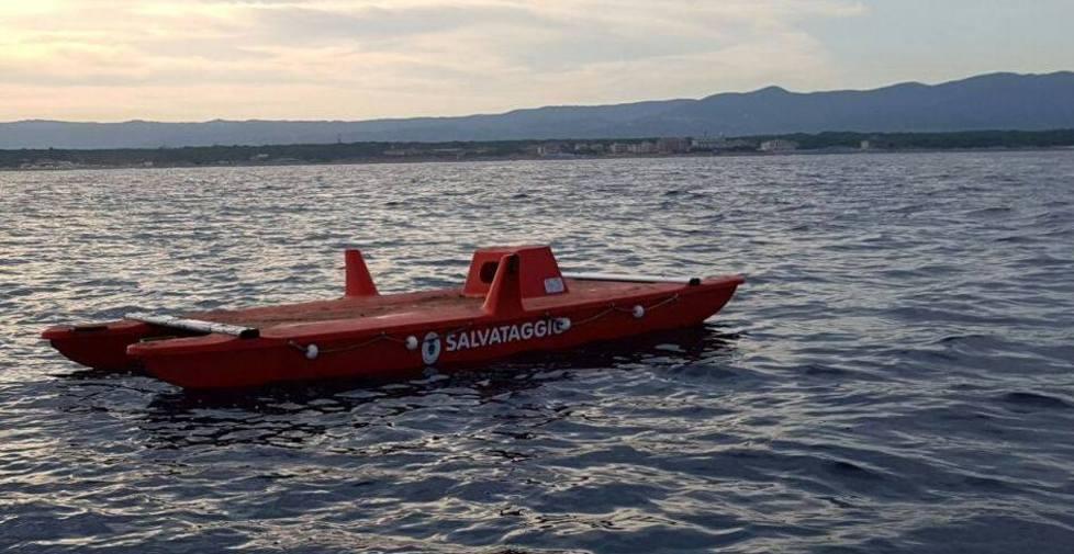 Vandali in spiaggia pattino alla deriva 