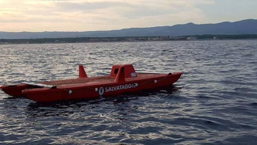 Vandali in spiaggia pattino alla deriva