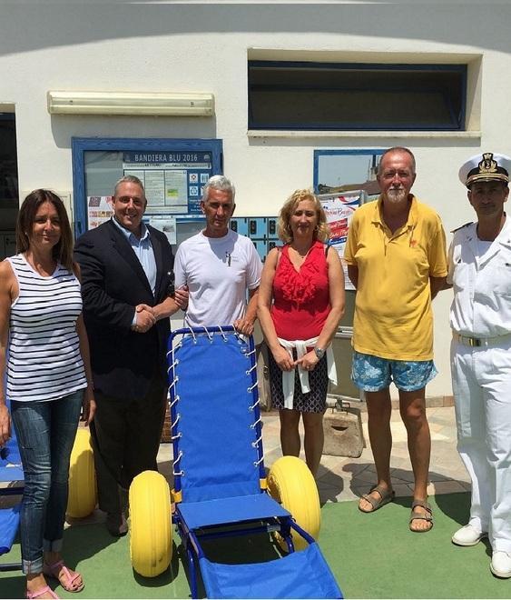 Mare senza barriere con due sedie job
