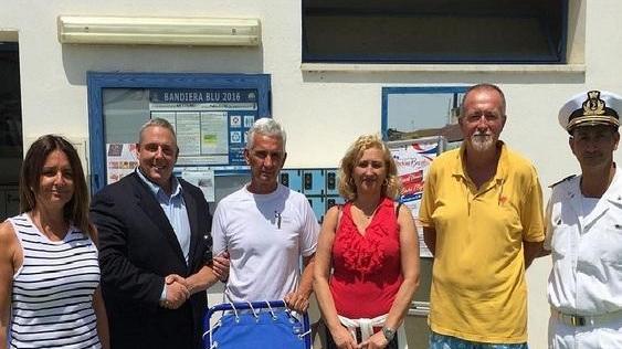 Mare senza barriere con due sedie job