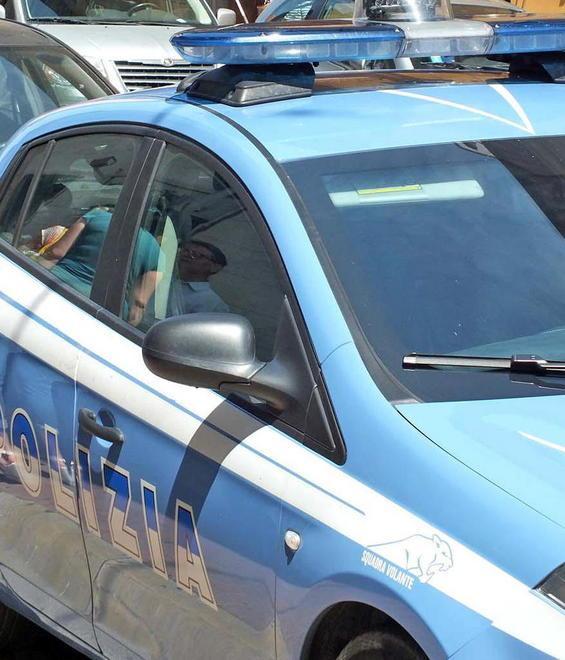Rapina un uomo e scappa: le volanti lo trovano a casa