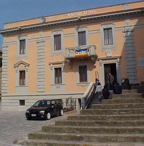 Esumazioni più care Tante critiche sul bilancio 
