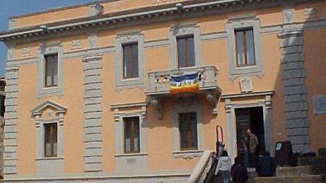 Esumazioni più care Tante critiche sul bilancio