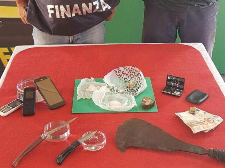 Preso con la droga e un pennato in pineta 