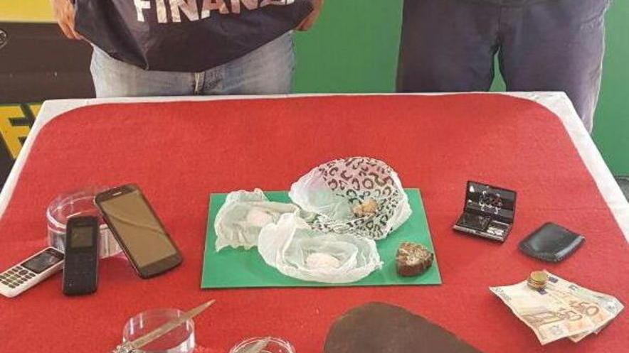 Preso con la droga e un pennato in pineta