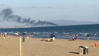 Scoppia un incendio nello yacht Terrore a bordo per una famiglia 