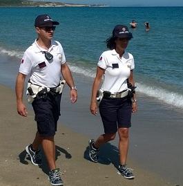 Cicca sotto la sabbia: prima multa salata per una turista 