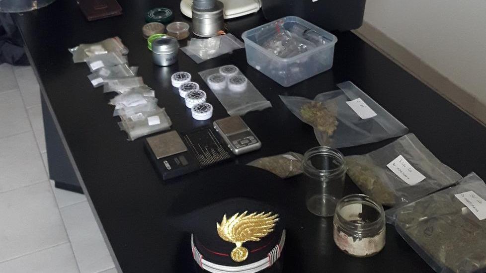 In auto mercatino della droga: arrestato giovane studente