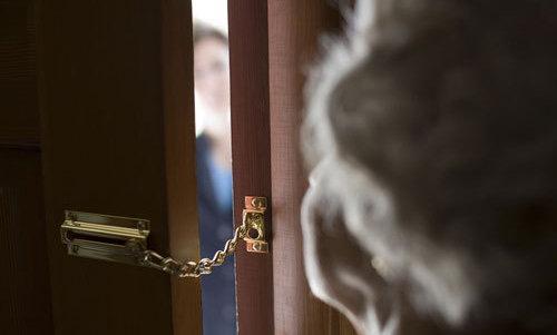 «C’è una fuga di gas», lo derubano 