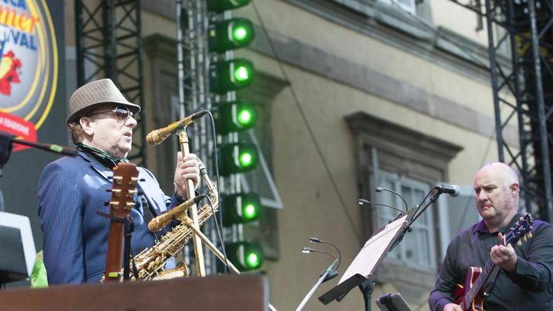 Summer, tutti in piedi a ballare per un duetto storico