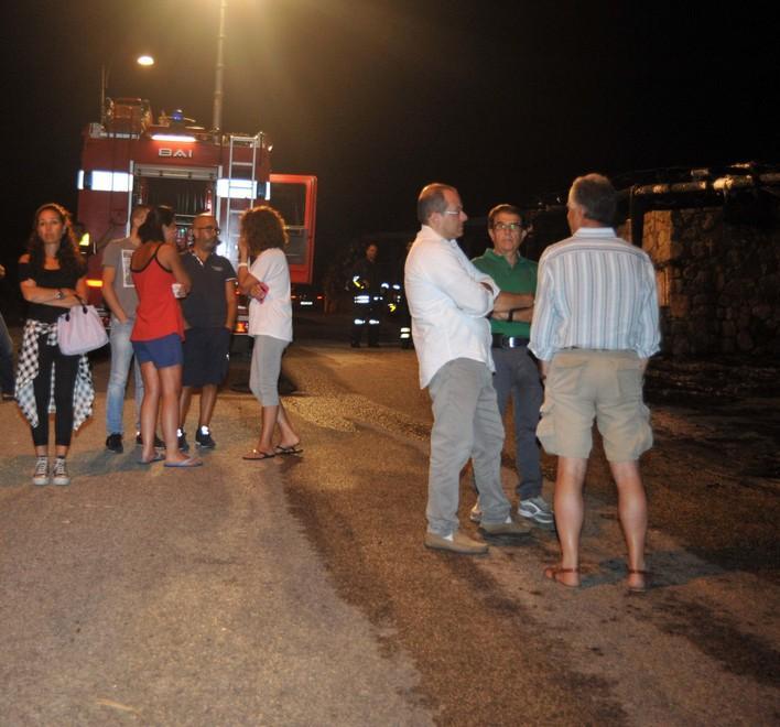 Olbia, incendio a Pittulongu: a fuoco auto e parcheggio nel residence 
